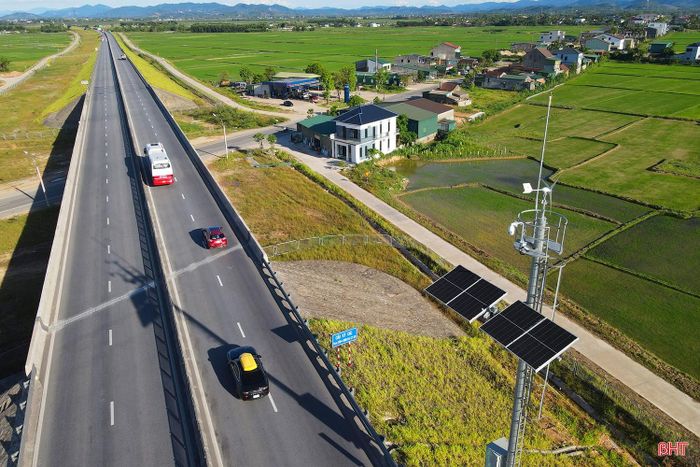Theo báo cáo của Ban Quản lý dự án Thăng Long (Bộ Xây dựng), đến thời điểm hiện tại, hệ thống hạ tầng cơ sở, mạng lưới camera, phần mềm điều hành và trung tâm quản lý giao thông trên tuyến cao tốc qua Hà Tĩnh đã cơ bản hoàn thiện, đáp ứng tiến độ, kế hoạch đề ra.