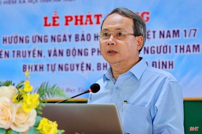 Ông Nguyễn Xuân Quỳnh, Phó Giám đốc BHXH tỉnh phát động hưởng ứng Ngày Bảo hiểm y tế Việt Nam.