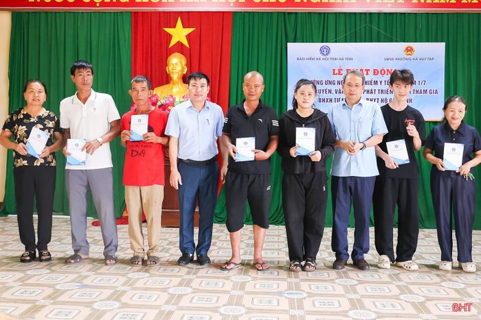 Lãnh đạo BHXH và lãnh đạo phường Hà Huy Tập trao thẻ BHYT cho các hộ gia đình có hoàn cảnh khó khăn.