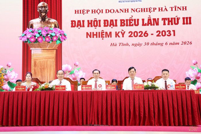 Đoàn chủ tịch điều hành đại hội.