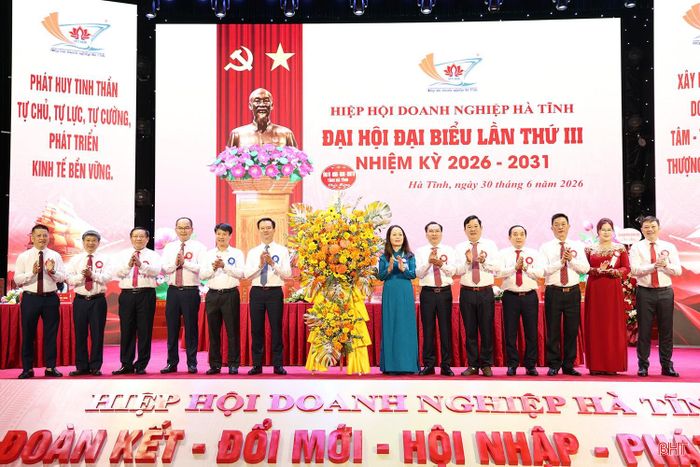Các đồng chí lãnh đạo tỉnh tặng hoa chúc mừng đại hội.