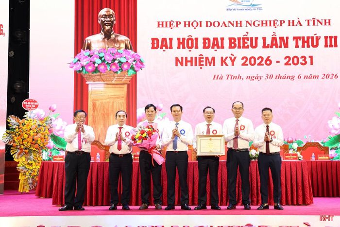 Phó Chủ tịch Thường trực UBND tỉnh Trần Báu Hà trao bằng khen cho Hiệp hội Doanh nghiệp tỉnh vì đã có thành tích trong công tác xây dựng, phát triển tổ chức hội nhiệm kỳ 2020 – 2025.