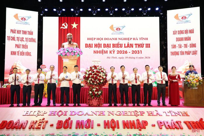 Lãnh đạo Liên đoàn Thương mại và Công nghiệp Việt Nam Chi nhánh Nghệ An - Hà Tĩnh - Quảng Trị tặng hoa chúc mừng đại hội.