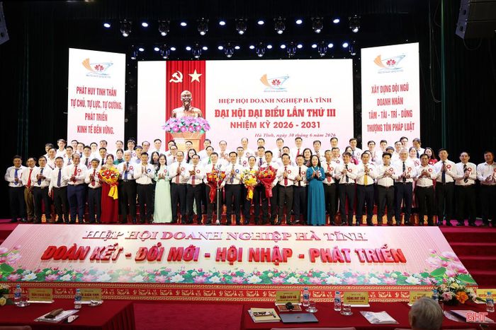 Các đồng chí lãnh đạo tỉnh và đại biểu tặng hoa chúc mừng Ban Chấp hành Hiệp hội Doanh nghiệp tỉnh nhiệm kỳ 2026 - 2031.
