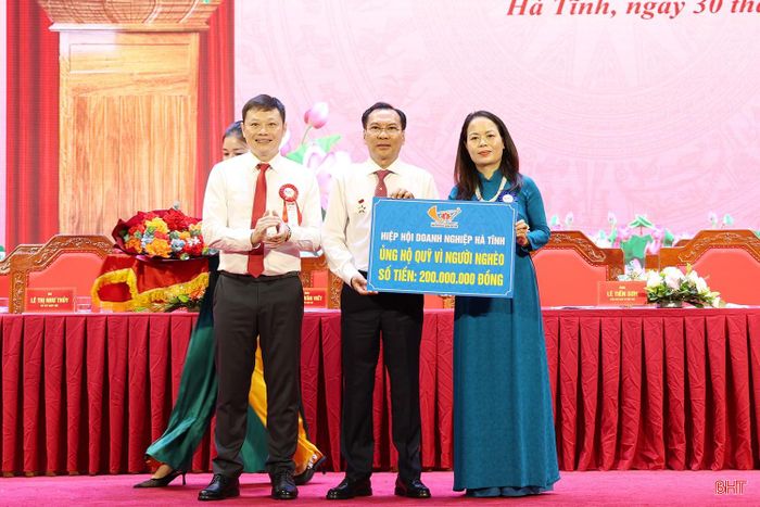 Lãnh đạo Hiệp hội Doanh nghiệp tỉnh trao 200 triệu đồng ủng hộ Quỹ "Vì người nghèo" tỉnh Hà Tĩnh.
