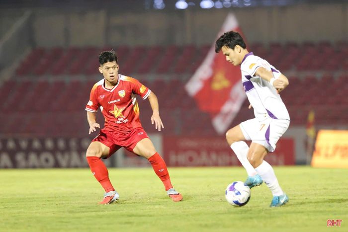 Tiền vệ Nguyễn Đức Việt (áo đỏ) chia tay Hồng Lĩnh Hà Tĩnh sau nửa mùa giải gắn bó.