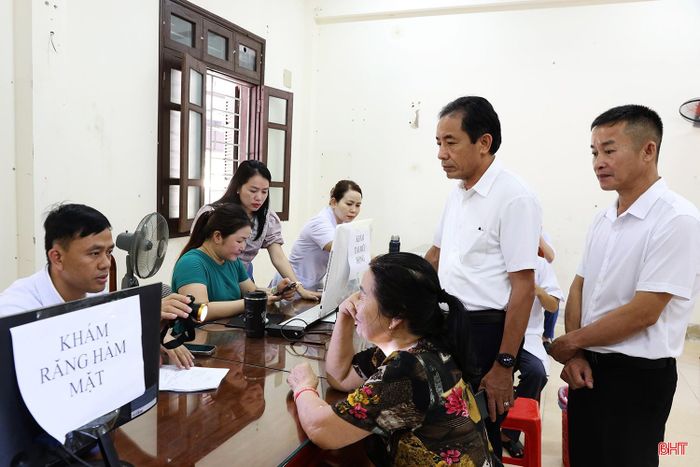 Trung tâm Y tế Đức Thọ triển khai thăm khám cho người dân xã Đức Thọ.
