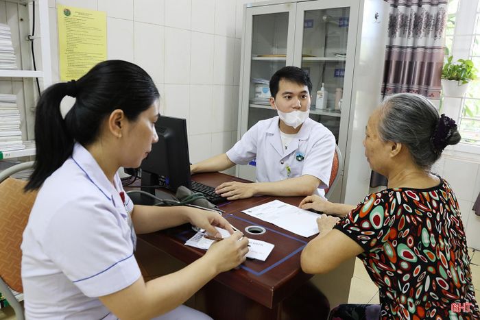 Người dân được các y bác sĩ khám tổng quát.