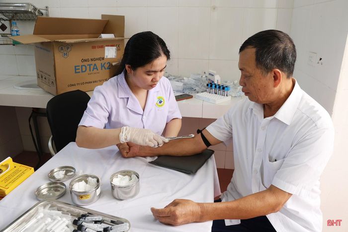Ông Trần Đức Duyến (phường Nam Hồng Lĩnh) được nhân viên y tế lấy mẫu máu xét nghiệm.