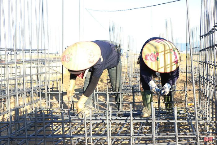 Công nhân chuẩn bị vật tư để thi công hạng mục cống.