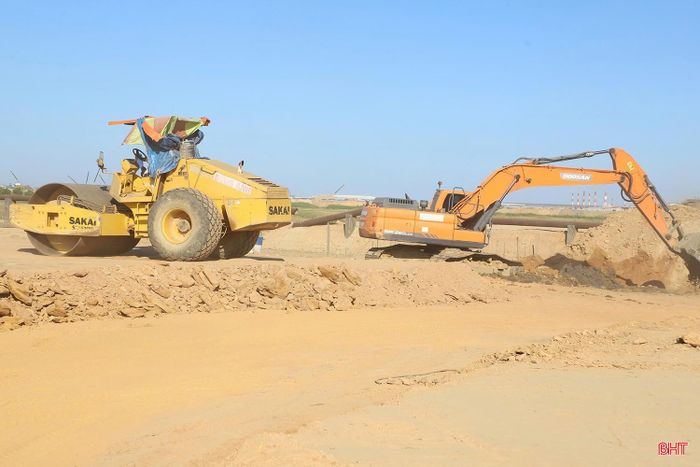 Không khí thi công trên đoạn tuyến thuộc địa bàn tổ dân phố Tây Yên (phường Vũng Áng).