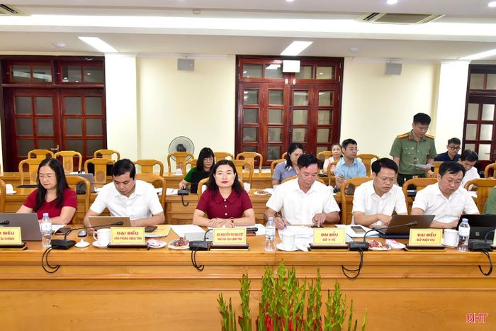Phó Chủ tịch UBND tỉnh Nguyễn Thị Nguyệt cùng đại diện lãnh đạo các sở, ngành liên quan làm việc với đoàn.