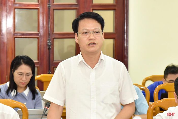 Phó Giám đốc Sở Nội vụ Đinh Hữu Công thông tin về thực hiện chính sách, pháp luật về người lao động đi làm việc ở nước ngoài theo hợp đồng trên địa bàn tỉnh.