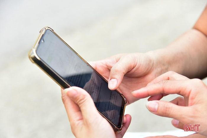 Người hưu trí ở Hà Tĩnh phấn khởi khi nhận lương hưu mới qua tài khoản ngân hàng.
