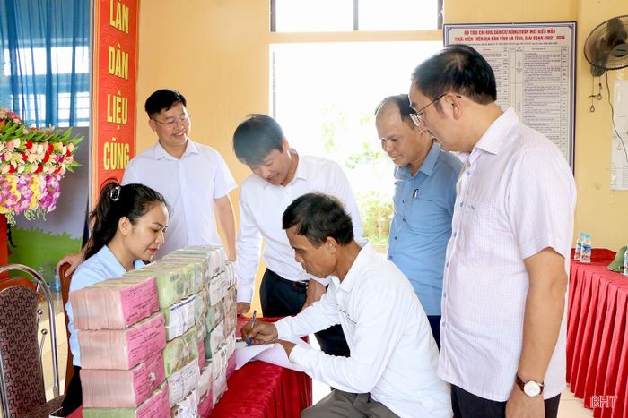 Người dân ký nhận tiền bồi thường, hỗ trợ.