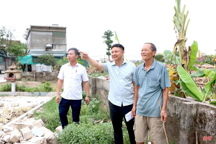 Người dân tập trung tháo dỡ, dời dọn công trình nhà ở để sớm bàn giao mặt bằng sạch cho dự án.