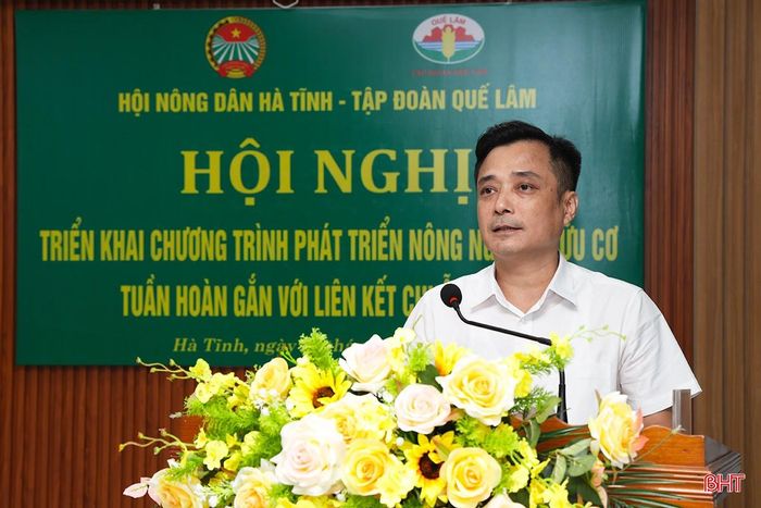 Phó Chủ tịch Hội Nông dân Hà Tĩnh Nguyễn Tiến Anh thông qua báo cáo kết quả hợp tác giữa Hội Nông dân Hà Tĩnh và Tập đoàn Quế Lâm.