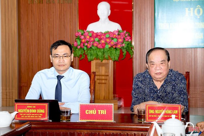 Lãnh đạo Hội Nông dân Hà Tĩnh và lãnh đạo Tập đoàn Quế Lâm chủ trì hội nghị.
