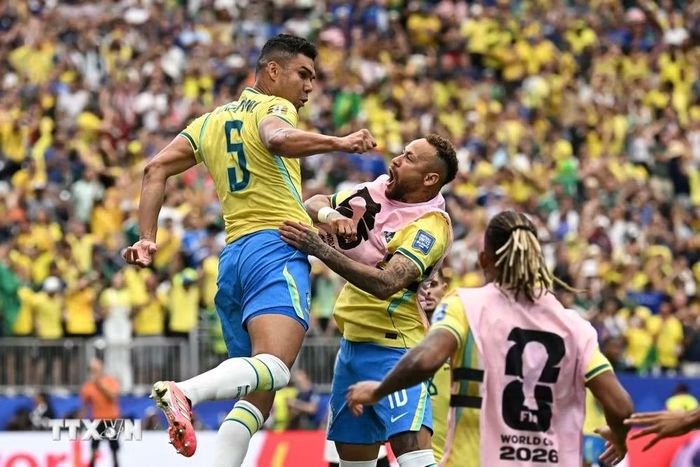 Casemiro ăn mừng cùng Neymar sau khi ghi bàn. (Ảnh: AFP/TTXVN)