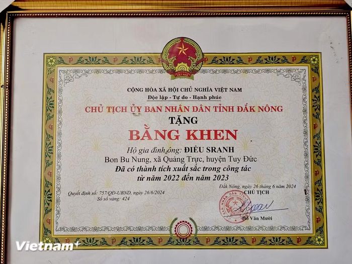 Bằng khen của Chủ tịch Ủy ban Nhân dân tỉnh Đắk Nông (cũ) tặng gia đình ông Điểu Sranh. (Ảnh: Hưng Thịnh/Vietnam+)