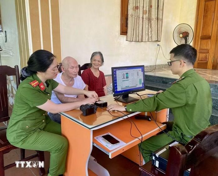 Hỗ trợ người dân trên địa bàn tỉnh Thanh Hóa hoàn thiện thủ tục. (Ảnh TTXVN phát)