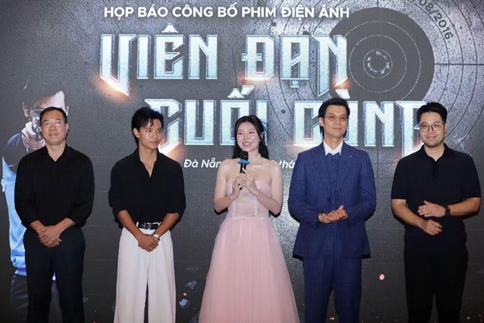 Đoàn phim Việt Nam gồm xạ thủ Hoàng Xuân Vinh, Trần Việt Hoàng, Nhan Phúc Vinh, Thanh Hương và đạo diễn Đinh Tuấn Vũ. (Ảnh: PV/Vietnam+)