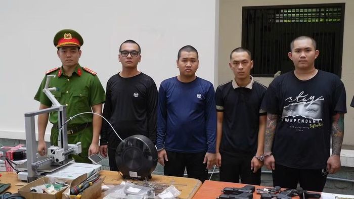 Công an đã tiến hành khám xét nhiều địa điểm tại Thành phố Hồ Chí Minh, Tây Ninh, Đồng Tháp và Vĩnh Long. Mỗi địa điểm là một mắt xích trong đường dây, từ nơi chế tạo đến nơi cất giấu và trung chuyển. (Ảnh: CA Thành phố Hồ Chí Minh cung cấp)