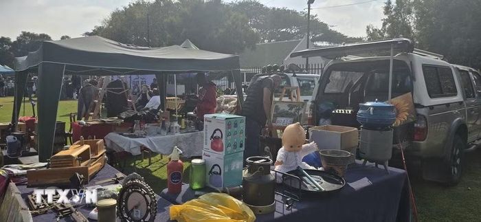 Đúng như tên gọi, gian hàng của mỗi người bán chính là chiếc cốp xe ôtô của họ. (Ảnh: Hồng Minh/TTXVN)
