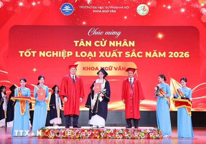 Sinh viên xuất sắc lớp CLC K72, Khoa Ngữ văn nhận bằng tốt nghiệp. (Ảnh: Thanh Tùng/TTXVN)