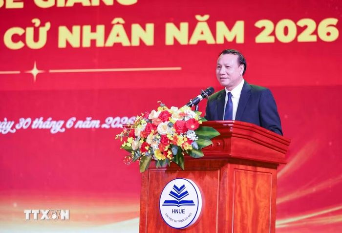Phó Giáo sư, tiến sỹ Nguyễn Đức Sơn - Bí thư Đảng ủy, Hiệu trưởng Nhà trường phát biểu chúc mừng các tân cử nhân. (Ảnh: Thanh Tùng/TTXVN)