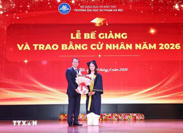 Đại diện sinh viên tặng hoa tri ân Nhà trường và thầy cô trong Lễ Bế giảng và trao bằng cử nhân tốt nghiệp năm 2026. (Ảnh: Thanh Tùng/TTXVN)