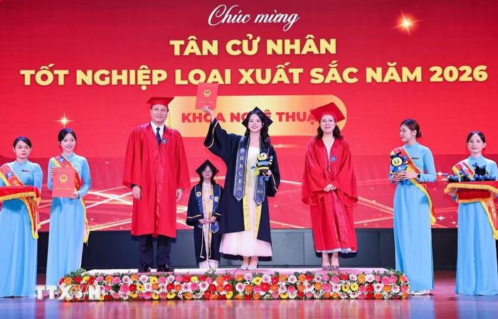 Tân cử nhân xuất sắc là sinh viên K72 nhận bằng tốt nghiệp trong buổi lễ. (Ảnh: Thanh Tùng/TTXVN)