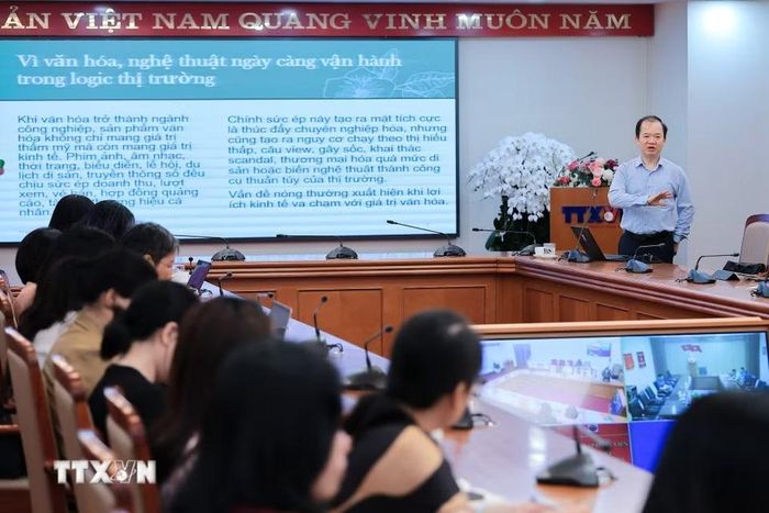 Phó giáo sư-Tiến sỹ Bùi Hoài Sơn, Đại biểu Quốc hội, Ủy viên chuyên trách Ủy ban Văn hóa, Giáo dục của Quốc hội trao đổi về nội dung cốt lõi của Nghị quyết 80-NQ/TW của Bộ Chính trị về phát triển văn hóa Việt Nam. (Ảnh: Lê Đông/TTXVN)