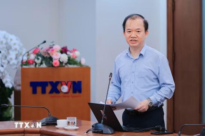Phó giáo sư-Tiến sỹ Bùi Hoài Sơn, Đại biểu Quốc hội, Ủy viên chuyên trách Ủy ban Văn hóa, Giáo dục của Quốc hội trao đổi về nội dung cốt lõi của Nghị quyết 80-NQ/TW của Bộ Chính trị về phát triển văn hóa Việt Nam. (Ảnh: Lê Đông/TTXVN)