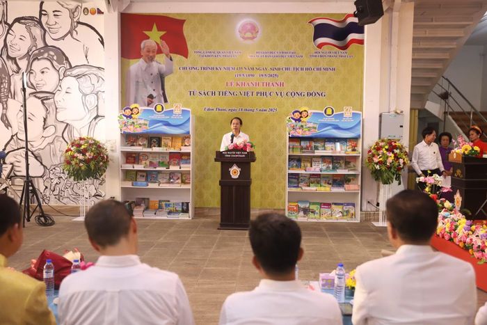 Phó Giáo sư-Tiến sỹ Nguyễn Văn Tùng, Phó Tổng biên tập Nhà xuất bản Giáo dục Việt Nam, khẳng định tủ sách góp phần giữ gìn bản sắc, văn hóa của dân tộc Việt Nam tại nước ngoài. (Ảnh: Huy Tiến/TTXVN)