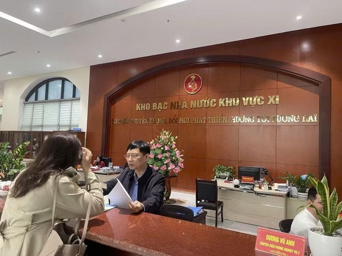 Kho bạc Nhà nước cũng bố trí cán bộ hỗ trợ, tư vấn trực tiếp trong giai đoạn đầu triển khai, bảo đảm hồ sơ, chứng từ được tiếp nhận và giải quyết đúng quy định. (Ảnh: Vietnam+)