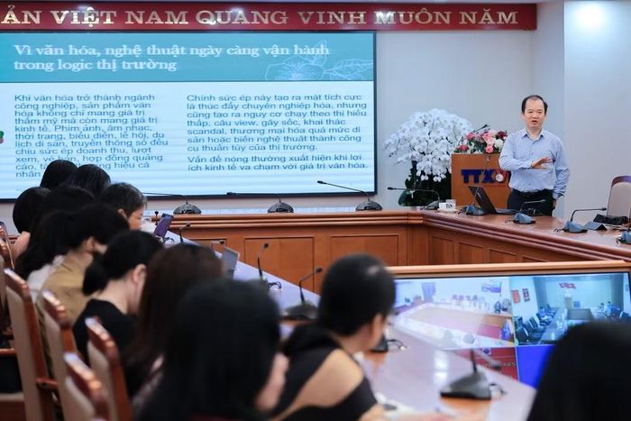 PGS-TS Bùi Hoài Sơn, Đại biểu Quốc hội, Ủy viên chuyên trách Ủy ban Văn hóa, Giáo dục của Quốc hội trao đổi về nội dung cốt lõi của Nghị quyết 80-NQ/TW của Bộ Chính trị về phát triển văn hóa Việt Nam. (Ảnh: Lê Đông/TTXVN)