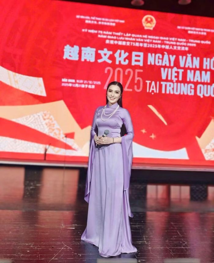 Kim Huyền Sâm dẫn chương trình Lễ Kỷ niệm 75 Năm Thiết lập quan hệ ngoại giao Việt Nam và Trung Quốc tại Nhà Hát Lớn, Thủ đô Bắc Kinh. (Ảnh: NVCC)
