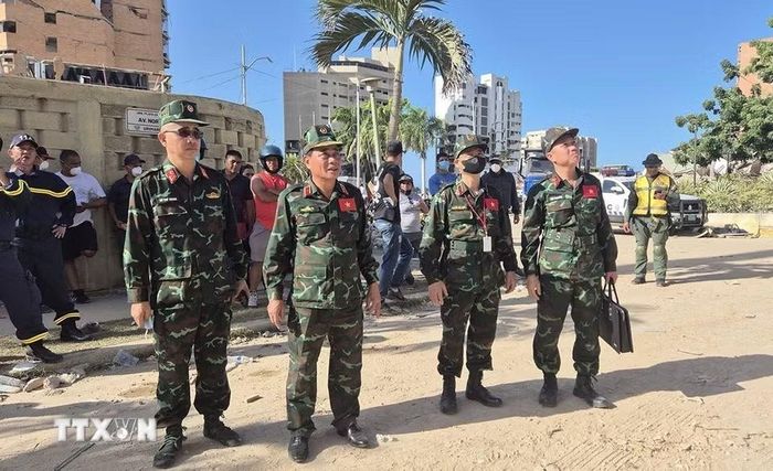 Trưởng đoàn cùng một số thành viên và đại diện phía Venezuela đi khảo sát thực địa tại bang La Guaira để chuẩn bị triển khai nhân lực và trang thiết bị thực hiện tìm kiếm, cứu nạn. (Ảnh: Hoàng Vũ/TTXVN phát)