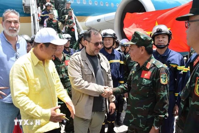 Đoàn Việt Nam đến sân bay quốc tế Simon Bolivar ở thành phố Maiquetia, bang La Guaira. (Ảnh: Hoàng Vũ/TTXVN phát)