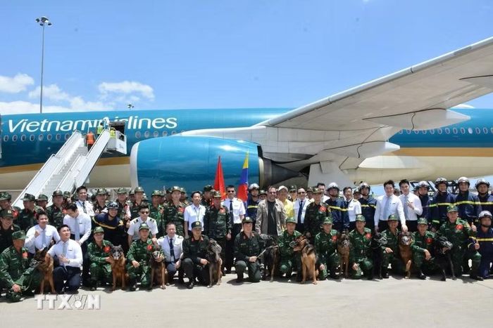Đại biểu Việt Nam và Venezuela cùng tổ bay Vietnam Airlines chụp ảnh chung với đoàn tại sân bay quốc tế Simon Bolivar ở thành phố Maiquetia, bang La Guaira. (Ảnh: Hoàng Vũ/TTXVN phát)