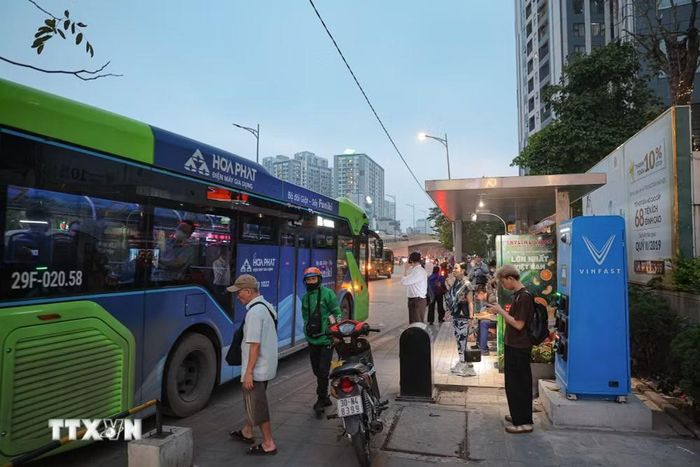 Người dân đi xe buýt điện. (Ảnh: Phạm Tuấn Anh/TTXVN)
