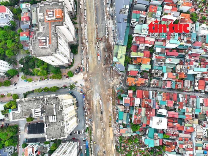 Nút giao phố Thành Thái với đường Vành đai 2,5 đang thi công và ngõ 381 Nguyễn Khang nhìn từ trên cao.