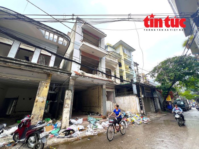Nhiều hộ dân sinh sống tại ngõ 381 Nguyễn Khang đã di dời tài sản, bàn giao mặt bằng để lực lượng chức năng tiến hành phá dỡ, đẩy nhanh tiến độ thực hiện dự án.