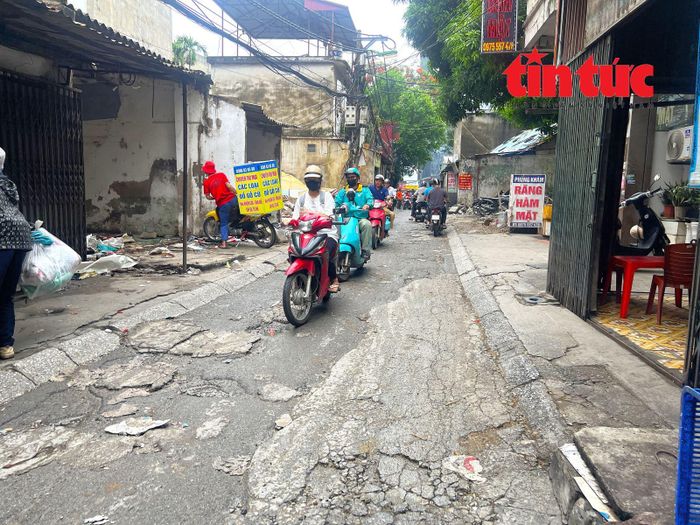 Mặt đường nhỏ hẹp, chi chít "ổ voi, ổ gà" khiến ngõ 381 Nguyễn Khang được người dân ví là con ngõ "đau khổ" nhất Hà Nội.