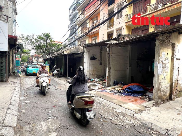Ngõ 381 Nguyễn Khang sẽ được mở rộng lên 21,5m, đồng bộ với các tuyến đường lân cận, đáp ứng nhu cầu đi lại của người dân.