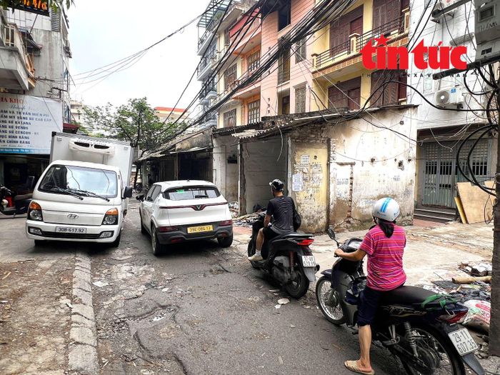 Các phương tiện luồn lách, chật vật di chuyển trong ngõ 381 Nguyễn Khang.