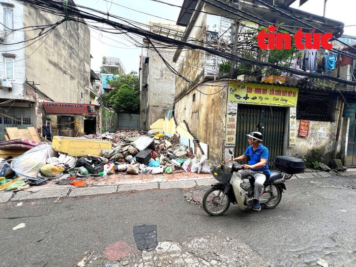 Với những hộ dân có kiến nghị về phương án đền bù, bố trí tái định cư, phường Cầu Giấy sẽ rà soát từng trường hợp cụ thể, vừa đảm bảo quyền lợi chính đáng của các hộ dân, vừa đúng quy định của pháp luật.