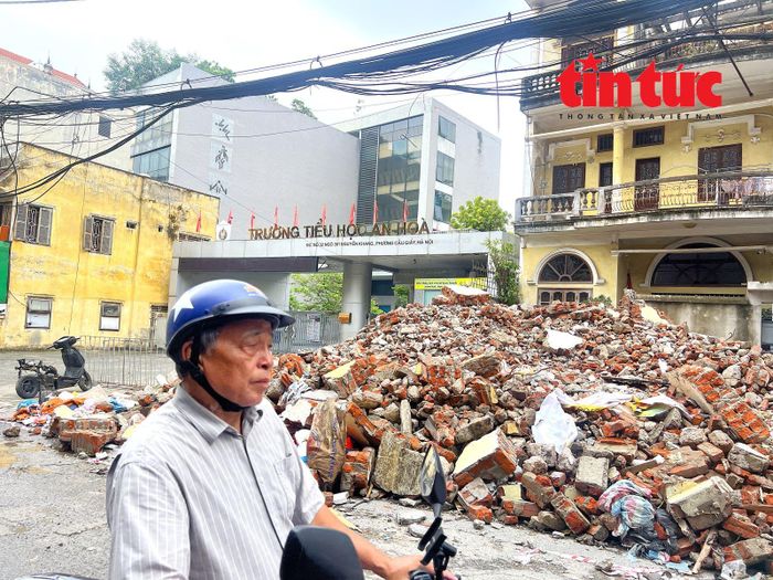 Theo người dân chia sẻ, trong giờ cao điểm, chỉ cần một chiếc ô tô di chuyển vào ngõ cũng có thể gây ùn tắc nghiêm trọng, đặc biệt là giờ tan học của Trường Tiểu học An Hòa.
