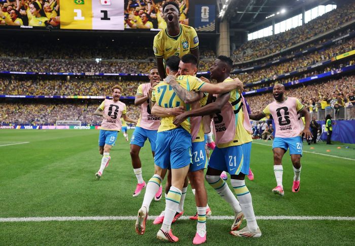 Tuyển Brazil thắng ngược Nhật Bản 2-1, trở thành đội thứ hai thẳng tiến vào vòng 1/8 World Cup 2026. Ảnh: AFP/TTXVN (Ảnh không cho phép bên thứ ba khai thác, chia sẻ lại)